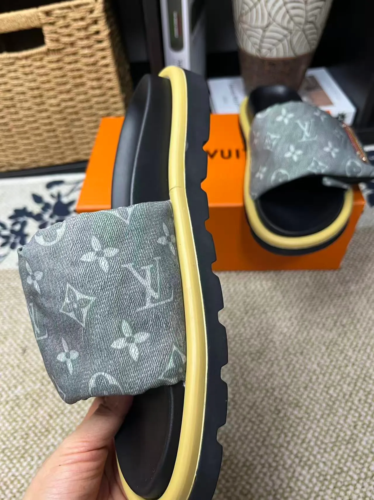 P340 [New Style] [LOUIS VUITTON] Louis Vuitton, LV printing, men's and women's slippers are now on the market, packed in drawer boxes with cloth bags and cards, the upper pattern looks very soft and waxy, and is a super versatile leg slimming tool. Fabric: imported denim/canvas/old fabric, LV hardware LOGO, official website pattern printing, comfortable to wear, feet: high-elastic PU water table. Sole: foam sole, heel height: about 5cm. Code number: 35-46, 35, 45, 46 are custom-made and non-returnable. Color: multiple colors and styles available.